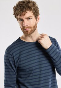 Camicia a maniche lunghe blu navy con righe orizzontali blu scuro, scollo rotondo e morbida texture del tessuto, con una vestibilità comoda e maniche lunghe.
