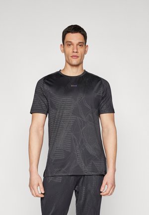 Czarny t-shirt z krótkim rękawem z geometrycznymi wzorami, okrągłym dekoltem i subtelnym logo "BOSS" w kolorze purpurowym. Gładka faktura materiału. Odpowiedni do odzieży sportowej.