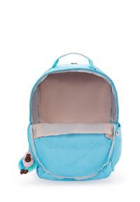 Ljusblå ryggsäck med dragkedjestängning, mjukt material, stor öppning, innerväska och en nyckelring av ett får på dragkedjan.