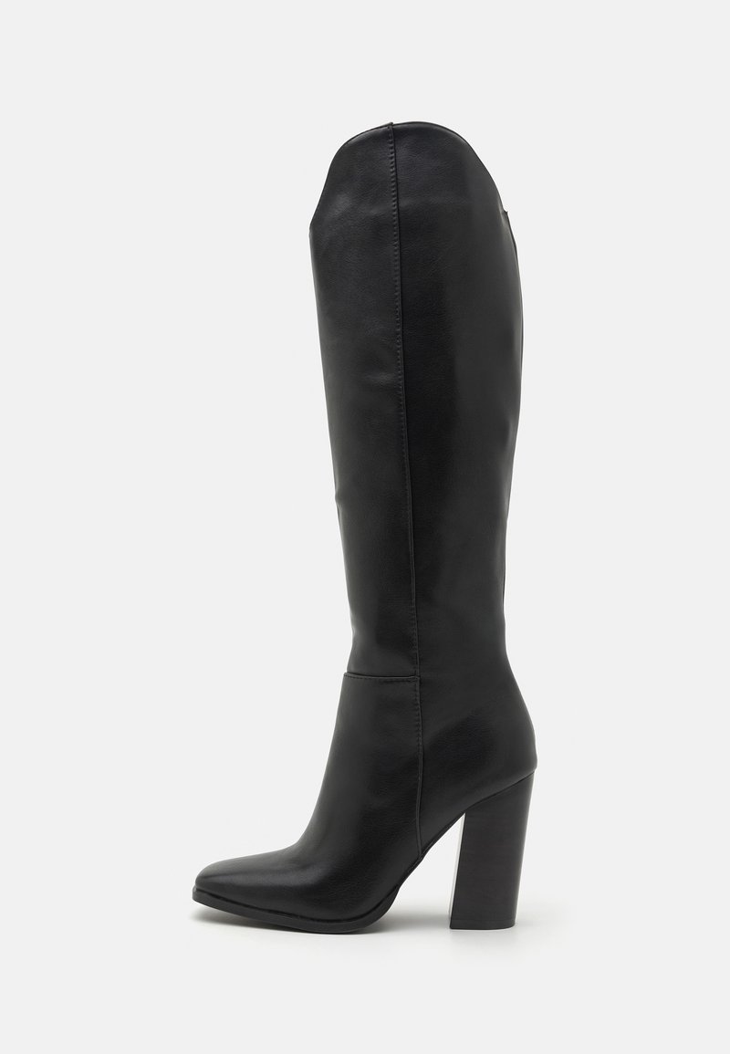 Bottes noires en cuir montant jusqu'au genou, avec un bout pointu et un talon haut épais. Texture lisse, design minimaliste avec détail de couture à l'arrière.