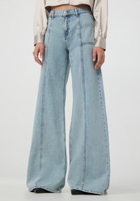 Terranova NERVATURE - Jeans a zampa - blu denim chiaro