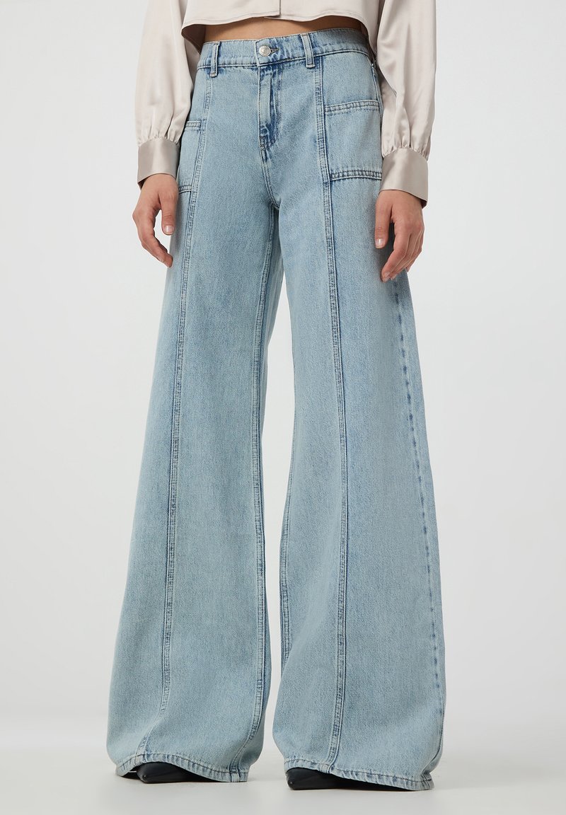 Terranova NERVATURE - Jeans a zampa - blu denim chiaro