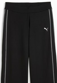 Črne športne hlače Puma z belimi črtami ob straneh in logotipom Puma na zgornjem delu stegna, z elastičnim pasom.