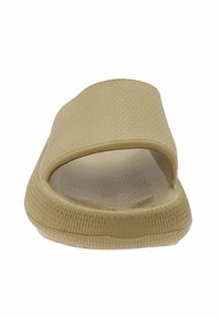 Infradito beige con design aperto sulla punta, upper testurizzato e suola spessa. Presenta un motivo a griglia e bordi lisci per il massimo comfort.