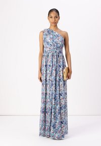 Maximekko, jossa on yhden olkapään malli, kukallinen sininen kuvio, pleatattu kangas ja istuva malli, täydentäen kokonaisuutta kultaisella clutch-laukulla.
