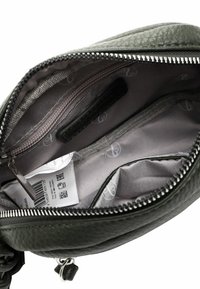 Borsa in pelle nera con zip sulla parte superiore, dotata di un interno foderato grigio, multiple tasche e una piccola tasca con zip.