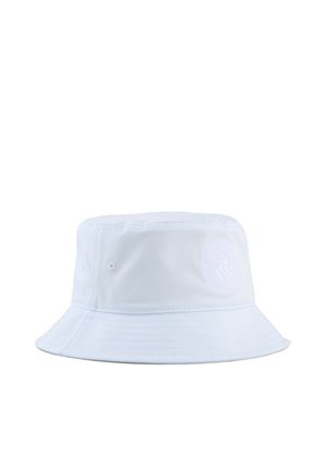 Cappello bucket bianco con logo in rilievo discreto sul lato, con occhielli cuciti e tesa inclinata verso il basso.