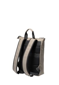 Rygsæk lavet af beige syntetisk materiale med sorte netbånd, der har et topgreb og polstret støtte for komfort og holdbarhed.