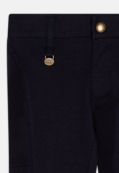 Mornarsko modri bombažni hlače z gladko teksturo, z zlatim gumbom z oznako "POLO" in zanko za pas za prilagoditev fit.
