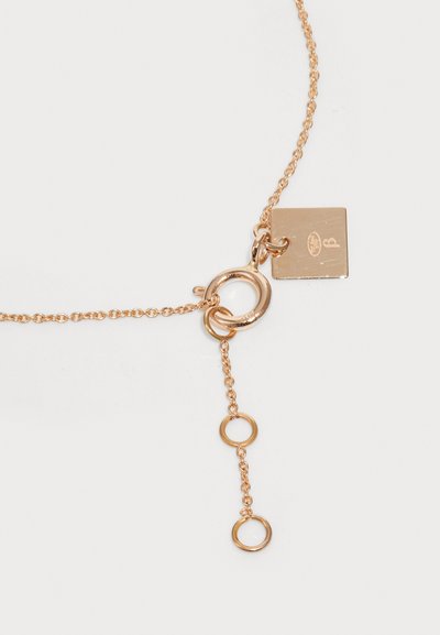 Rózsaszín arany lánc nyaklánc négyzet alakú charm-mal, nagy kör alakú láncszemmel és két kisebb gyűrűvel egy finom láncon.