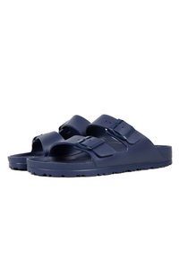 Sandales bleu marine avec deux sangles réglables, fabriquées en plastique lisse, dotées d'une semelle texturée pour une meilleure adhérence et stabilité.