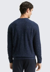 Dunkelblauer Strickpullover mit strukturiertem Muster und mehrfarbigen Einsprenkelungen. Gerippte Bündchen und Saum mit Rundhalsausschnitt. Rückansicht dargestellt.