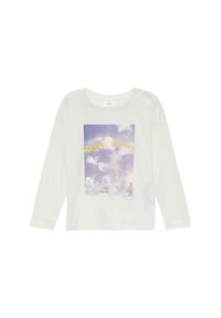 Weißes Langarm-T-Shirt mit einem bunten Grafikdruck von Wolken, einem Regenbogen und silbernen Schmetterlingen auf der Vorderseite. Hergestellt aus weichem Baumwollstoff.