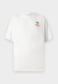 Hvid bomulds t-shirt med korte ærmer og rund hals, forsynet med et grønt og orange "ADIDAS" logo på venstre brystområde.