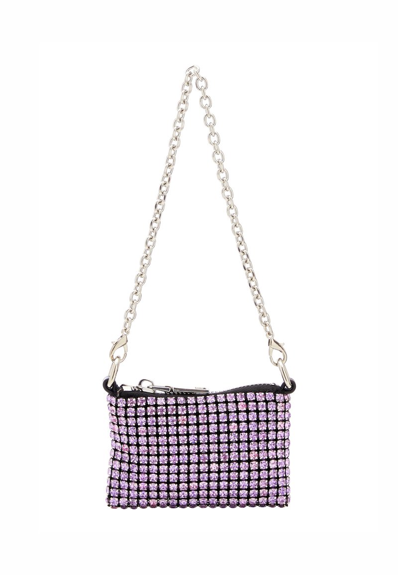 Piccola borsa a tracolla rettangolare con base in tessuto nero, ricoperta di strass rosa, e una tracolla in catena argentata. Chiusura con zip nella parte superiore.