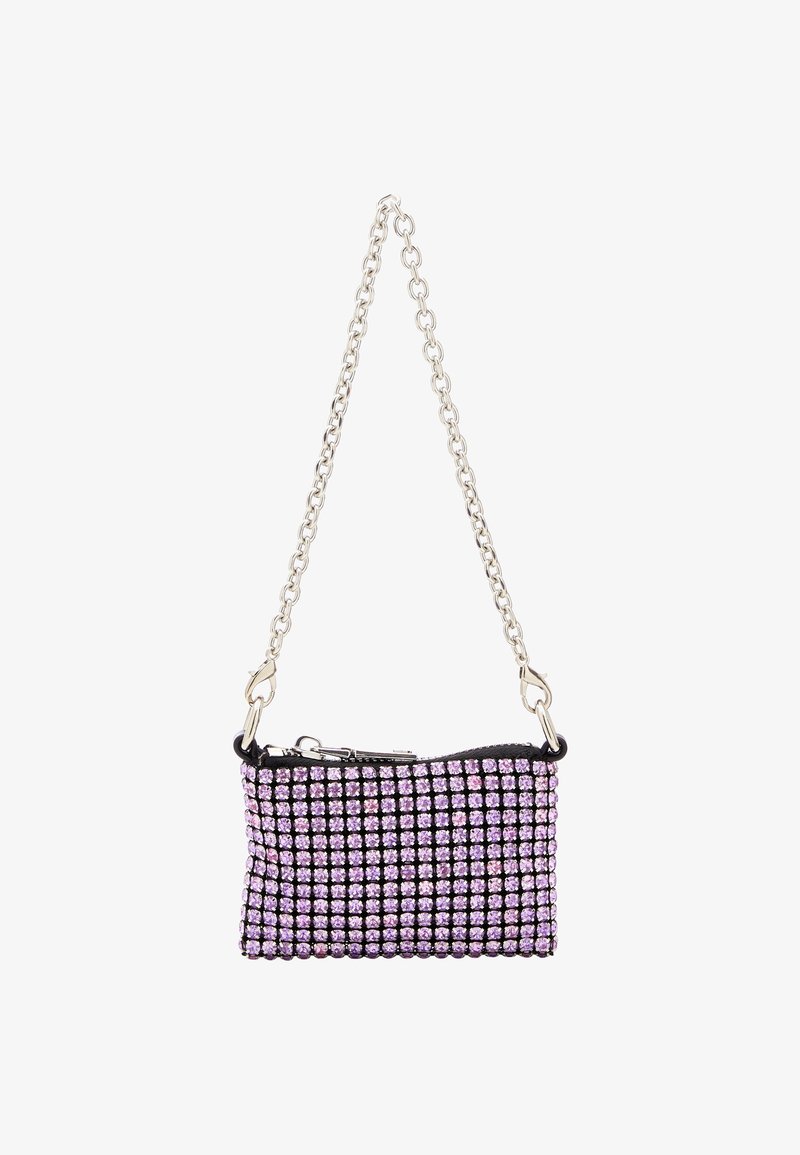 Mała prostokątna torebka na ramię z czarną tkaniną na dnie, pokryta różowymi cyrkoniami, i srebrnym łańcuszkiem. Zamek błyskawiczny na górze.