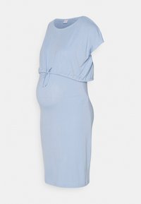 Vestido de maternidade azul claro com mangas curtas, um ajuste descontraído e um cordão na cintura para ajustabilidade. Feito de um tecido macio e respirável.