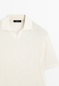 Světle béžový pletený polo svetr s výstřihem do V, krátkými rukávy a kontrastním límcem. Má strukturovaný, žebrovaný design.