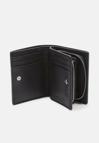 Portafoglio in pelle nera aperto che mostra gli scomparti per le carte, i compartimenti con bottone a pressione e una tasca con zip per le monete.