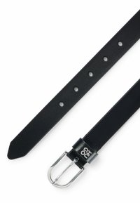 Cinturón de cuero negro con textura suave, punta afilada, múltiples agujeros y una hebilla de metal plateada con detalle de marca.