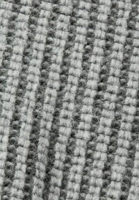 Tessuto in tessile con un motivo a quadri in tonalità di grigio e grigio chiaro, caratterizzato da una texture morbida e pelosa e fibre visibili.