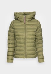 Veste en duvet verte avec capuche, fermeture éclair à l'avant et motif matelassé horizontal. Présente un petit logo sur la poitrine et une texture douce.