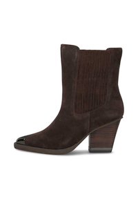 Bottines en daim marron avec un bout pointu, des panneaux élastiques sur le côté, des détails côtelés et un talon en bois avec un accent métallique.