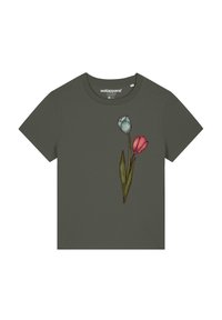 Olivenfarbenes T-Shirt mit kurzen Ärmeln, das ein florales Design mit einer blauen Tulpe und einer rosa Tulpe auf der Vorderseite zeigt. Klassischer Rundhalsausschnitt.
