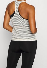 Casall Tekninen t-paita - off-white