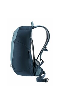 Mochila con un diseño bicolor en tonos azul oscuro y azul claro, fabricada en tejido texturizado, con correas ajustables acolchadas y bolsillos laterales.