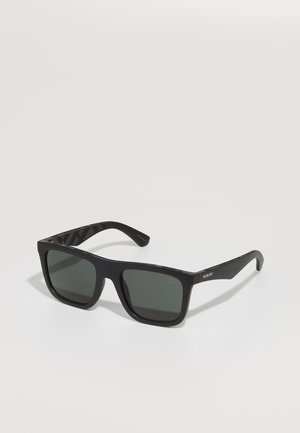 Óculos de sol pretos com armações quadradas e lentes escuras. As hastes apresentam um padrão texturizado. O material parece ser plástico com um acabamento mate.