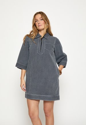 Stribet kjole i marineblå og hvid, med krave, halv lynlås foran og trekvartlange ærmer, med lige snit og sidelommer.