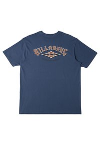 T-paita, jossa on lyhyet hihat, tummansinisestä kankaasta, jossa on "BILLABONG" -logo ja "ADVENTURE DIVISION" -teksti kontrastiväreissä selkäpuolella. Pehmeää puuvillakangasta.