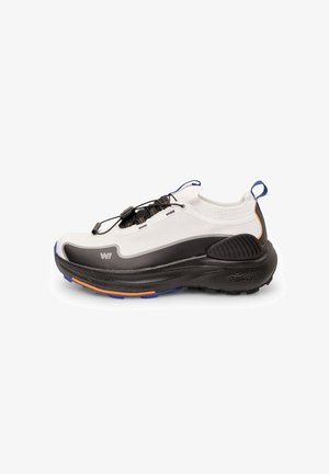 Scarpa sportiva bianca e nera con suola spessa, sistema di allacciatura rapida, accenti blu e arancioni e linguetta sul tallone.