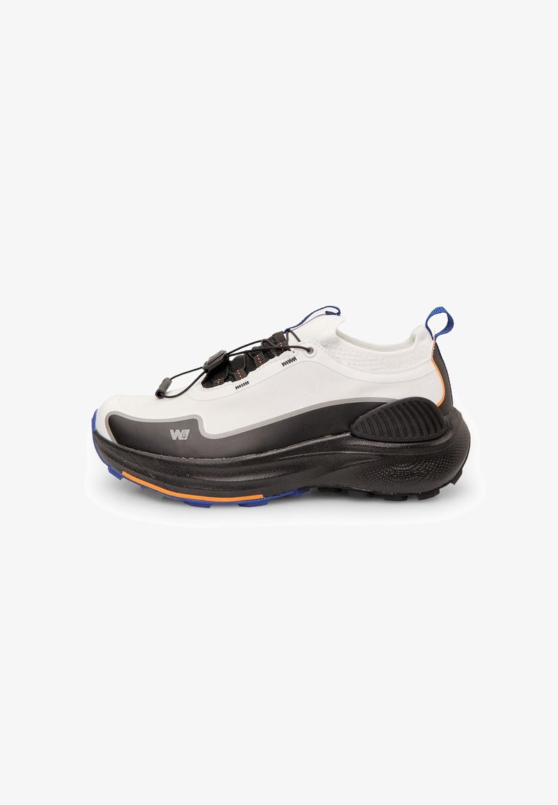 Chaussure de sport blanche et noire avec une semelle épaisse, un système de laçage rapide, des accents bleus et orange, et une languette de traction au talon.