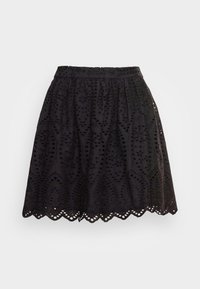 Falda negra con bordados intrincados y patrones recortados, cintura fruncida y dobladillo con borde festoneado. Hecha de tela ligera.