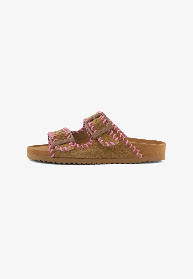 Sandalo scivolato in camoscio marrone con due cinturini con fibbia, caratterizzato da evidenti cuciture rosa lungo i bordi e una suola texturizzata.