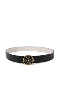 Svart läderbälte med en texturerad yta och en gyllene cirkulär spänne med sammanflätade hjärtdesigner och ett intrikat mönster.