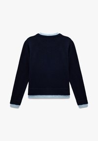 Marineblaues gestricktes Sweatshirt mit hellblauen Akzenten am Kragen und an den Bündchen. Es hat lange Ärmel und eine kurze Länge.