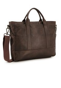 Sac en cuir marron avec deux poignées supérieures, une bandoulière réglable et une poche avant. Texture lisse et design rectangulaire simple.