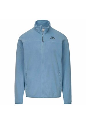 Giacca in pile azzurro chiaro con cerniera integrale, collo alto, tasche laterali con cerniera e piccolo logo nero sul petto a sinistra.