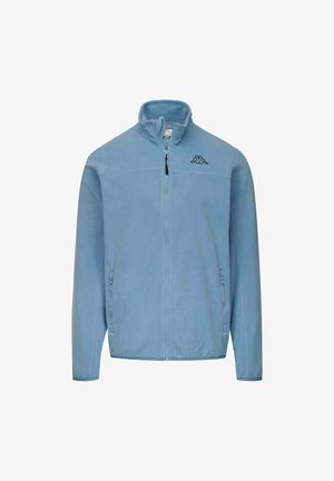 Giacca in pile azzurro chiaro con cerniera integrale, collo alto, tasche laterali con cerniera e piccolo logo nero sul petto a sinistra.