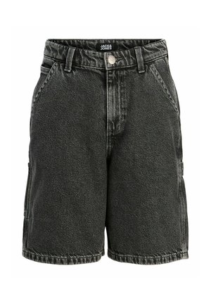 Dreng i rød kasket iført en cremefarvet kortærmet, stribet polotrøje, mørkegrå shorts, hvide sokker og beige sko, stående foran en hvid baggrund.