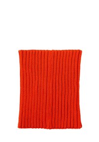 Czerwony dziergany komin z prążkowaną fakturą, z pionowymi liniami i rurkowym kształtem, odpowiedni dla zapewnienia ciepła i komfortu.