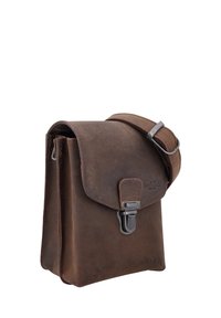 Borsa a tracolla in pelle marrone con chiusura a pattina, fibbia metallica e tracolla regolabile. Presenta una texture liscia e una forma rettangolare compatta.