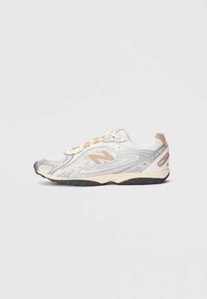 Weiß-beiger New Balance Sportschuh mit schwarzer Sohle, Mesh- und Lederobermaterial sowie "2041" Detail an der seitlichen Fersenpartie.