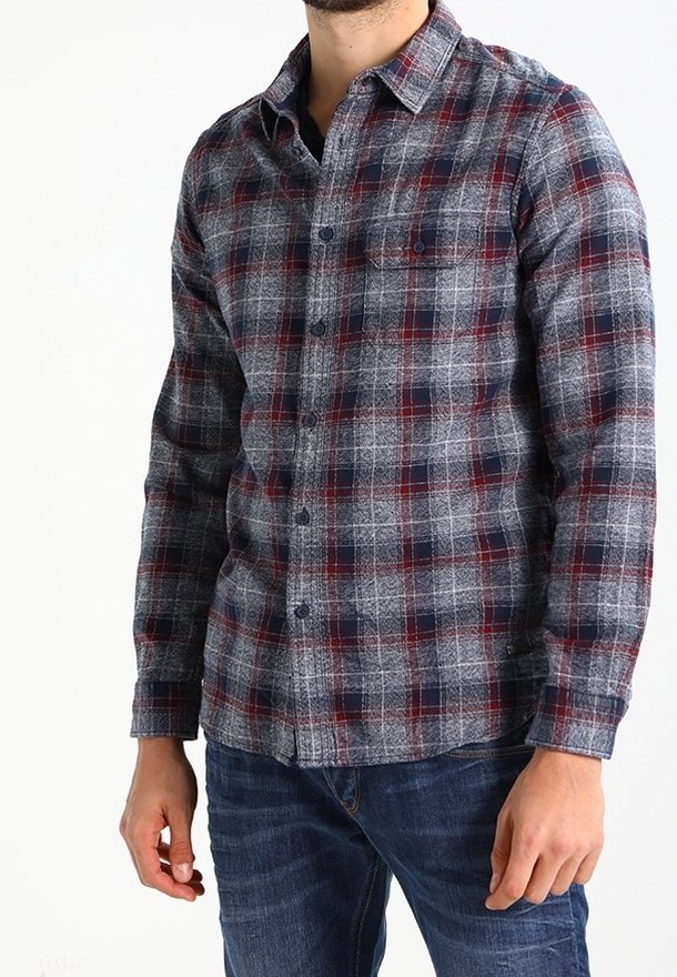 Camisa de franela a cuadros en gris, azul marino y burdeos, con un botón en la parte delantera, un bolsillo en el pecho y mangas largas con puños abotonados.