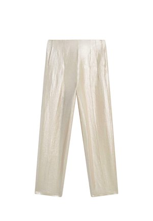 Cremefarbene, hoch taillierte, gerade geschnittene Hosen mit einem dezenten Glanz und vorderen Falten, vor weißem Hintergrund präsentiert.