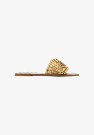 Platte bruine slippers met brede gevlochten tan leren band van natuurlijke vezels.