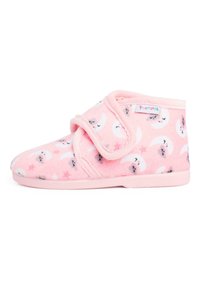 Lichtroze slipper met een zachte fleece buitenkant, voorzien van een patroon van grijze manen en sterren. Inclusief een klittenbandsluiting voor gemakkelijk aan- en uittrekken.